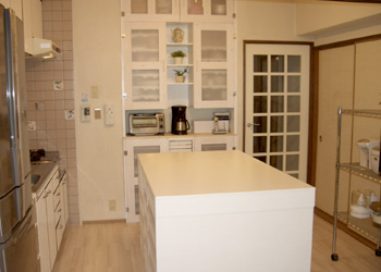 写真：No.82邸　白色を基調にした清潔感のあるキッチンでお菓子づくり教室を